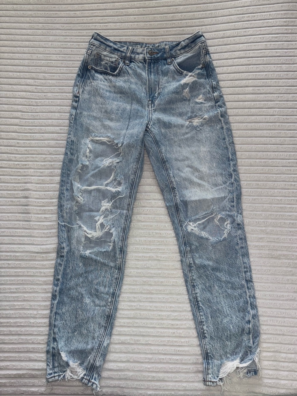 American Eagle Outfitters Light Blue Ripped Boyfriend Jeans